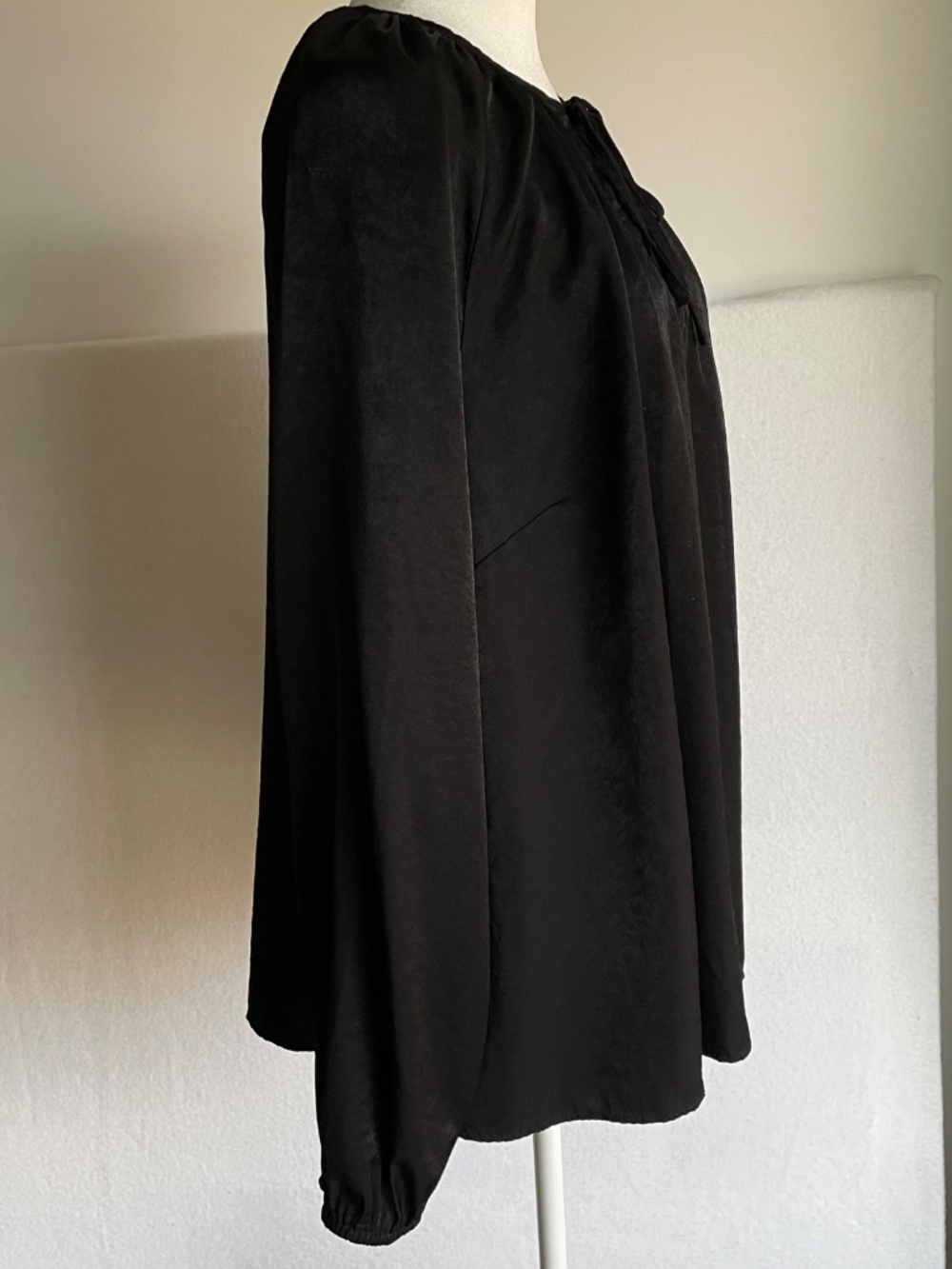 Ava & Viv Black Tunic Blouse with Keyhole and Tie Front, Size 2X - Picture 6 of 13